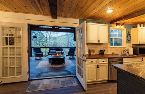 Higden Cottage | Lake Escape – Hot Tub, Firepit, Views
