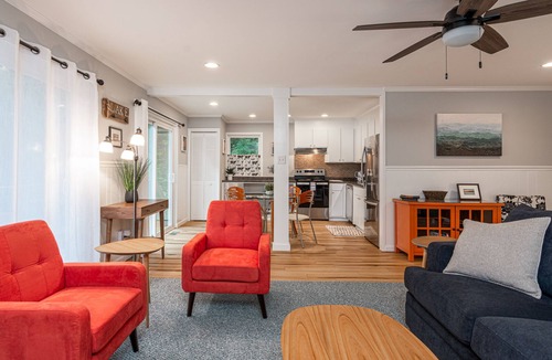 Valley Hill House | Lake Escape - Hot Tub & Lake Access - Pet Friendly
