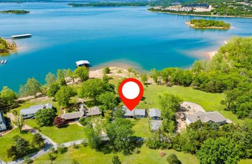 Branson House | Lake Escape Lakefront Lodge at Red Bud Cove