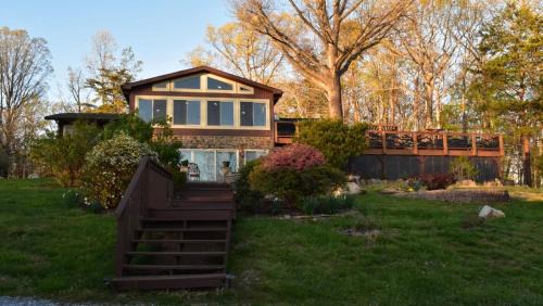 Huddleston House | Lake Escape to an Elegant 4 Br Home 3 bath Home