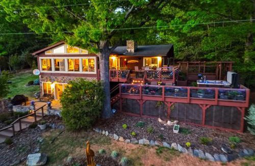 Huddleston House | Lake Escape to an Elegant 4 Br Home 3 bath Home