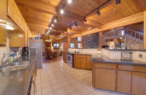 Longtown Cabin | Lake Eufaula Cabin w/Dock at Nine Marina