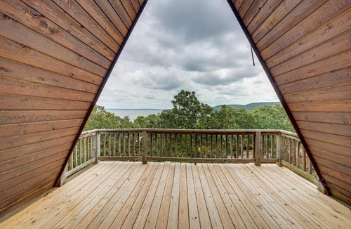 Hoyt House | Lake Eufaula Cabin w/Hot Tub & Large Deck