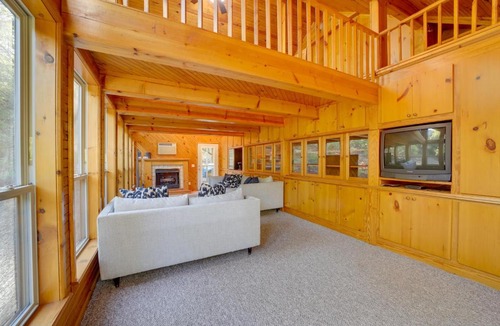 Hoyt House | Lake Eufaula Retreat w/Boat Slip & Fireplace!