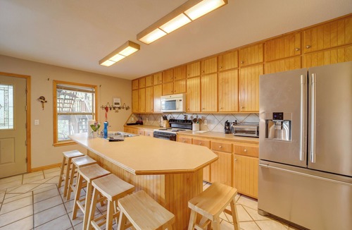 Hoyt Cabin | Lake Eufaula Retreat w/Boat Slip & Fireplace!