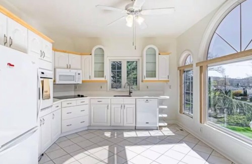 Lake Hopatcong Apartment | Lake Facing Commute Friendly Sunny & Serene House