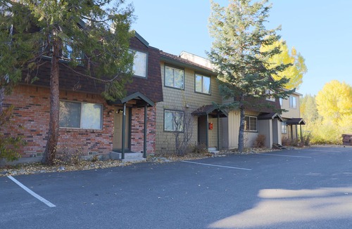 Lake Forest House | Lake Forest Glen townhome overlooking the meadow
