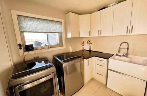 Gimli House | Lake Front 4 Bedroom Home with Hot Tub & Sauna