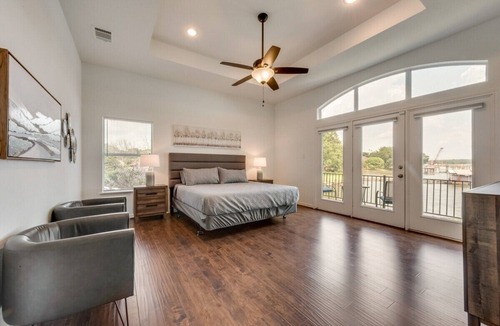 Enchanted Oaks House | Lake Front · 5 BR /Open Water /Boat Dock /Swimming Pool