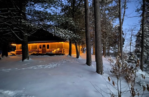 Duluth House | LAKE FRONT Beautiful Secluded Log Lodge Dog-Kid Friendly Sauna Views