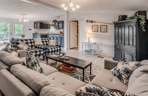 Eucha House | Lake Front Beauty