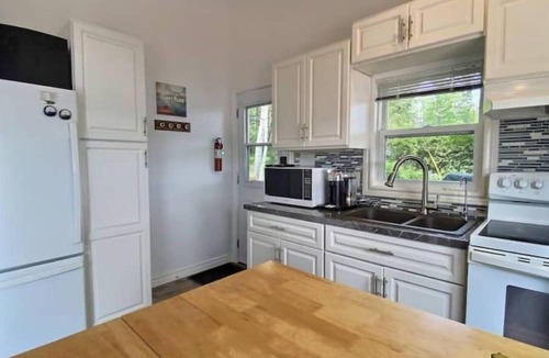 Shortts Lake Cottage | Lake Front Bliss: Cozy And Modern Cottage Retreat