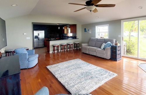 Anchorville House | Lake Front Bungalow with AC in charming Ira