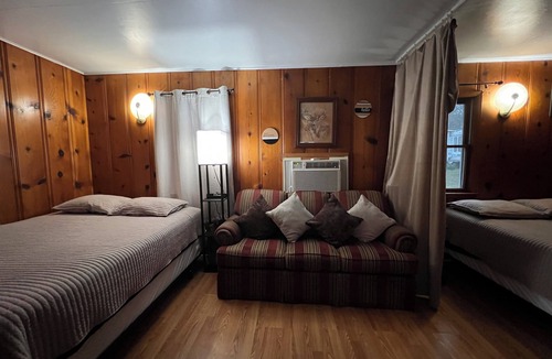 Protem Resort | Lake front Cabin Blue Waters Resort Cab 6