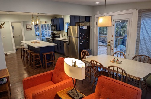 Eagle Rock House | Lake Front Cabin - Walk to the water