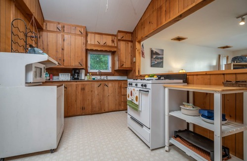 St. Albans Cabin | Lake Front Cabin with Amazing Sunsets- Easy Access to the Inland Sea