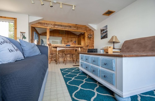 St. Albans Cabin | Lake Front Cabin with Amazing Sunsets- Easy Access to the Inland Sea