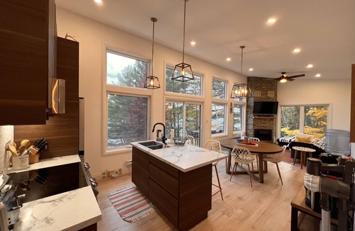Gooderham Cottage | Lake front Cottage/Hot tub, Sauna , Arcade