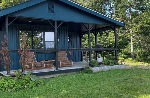 Erbs Cove Cabin | Lake Front Cottage - Minutes from St Martins!