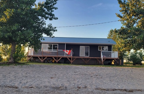 Gladstone Cottage | Lake front cottage on Lake Manitoba. 90min from Clear Lake, Riding Mt. Nat. Prk