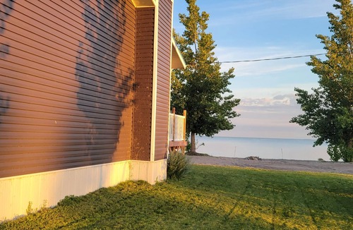 Gladstone Cottage | Lake front cottage on Lake Manitoba. 90min from Clear Lake, Riding Mt. Nat. Prk