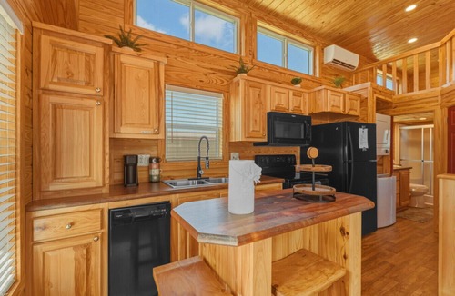 Dogwood House | Lake Front Cottage Paradise!