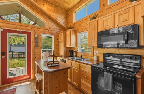 Dogwood House | Lake Front Cottage Paradise!