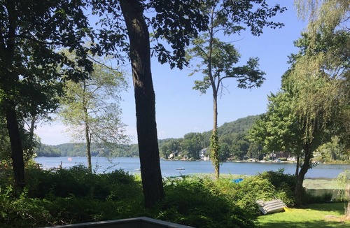 South Salem Cottage | Lake Front Cozy Cottage