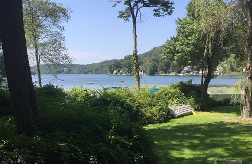 South Salem Cottage | Lake Front Cozy Cottage