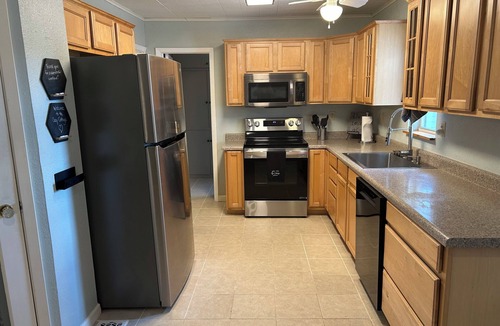 Tool House | Lake Front Cozy Cottage - PRIVATE DOCK - KAYAKS INCLUDED! LATE SUNDAY CHECKOUT