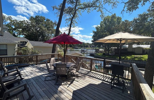Tool House | Lake Front Cozy Cottage - PRIVATE DOCK - KAYAKS INCLUDED! LATE SUNDAY CHECKOUT
