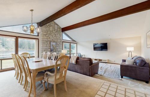 Warrenton House | Lake Front Getaway