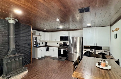 Grove Cabin | Lake front getaway w/slip located in Wolf Creek