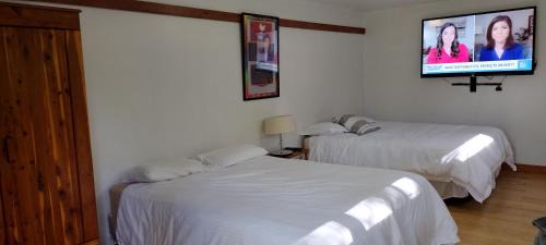 Town of Highland House | Lake Front Heated Floors Hot Tub Firepit Secluded