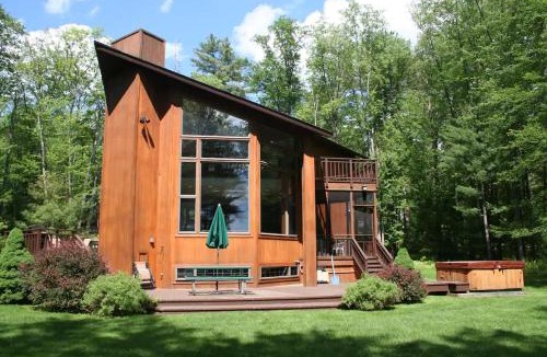 Town of Highland House | Lake Front Heated Floors Hot Tub Firepit Secluded