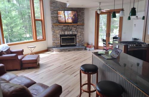 Town of Highland House | Lake Front Heated Floors Hot Tub Firepit Secluded