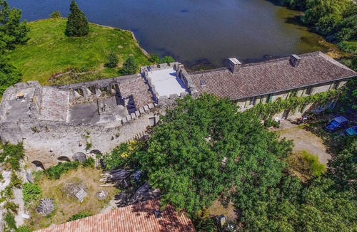 Chiche House | Lake front home in Chiché with house sea view
