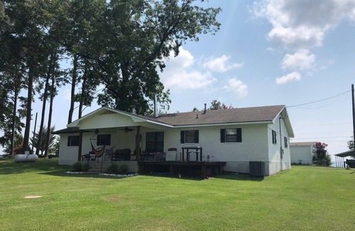 Negreet House | Lake front home in quiet neighborhood & mins away from boat launch and amenities