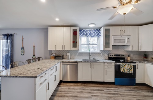 Bushkill House | LAKE FRONT HOME in SAW CREEK, BUSHKILL