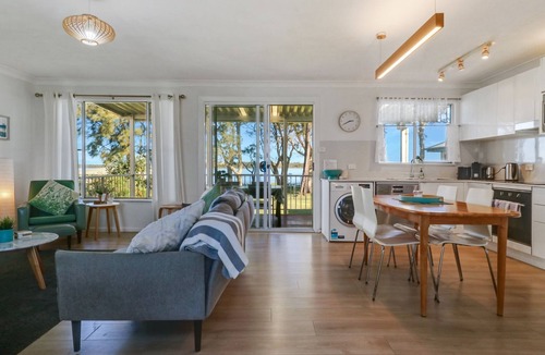 Budgewoi House | Lake Front Home Relax Unwind