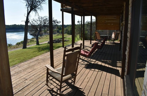 Clifton House | LAKE FRONT Home - Walk down to waters edge!