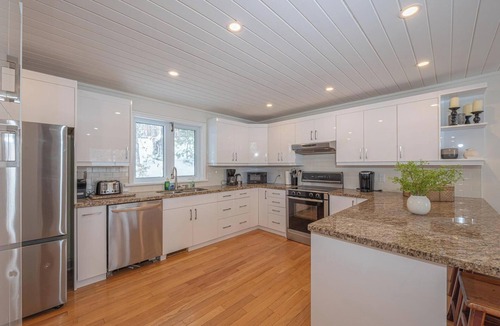 Lake of Bays Cottage | LAKE FRONT- HotTub+Sauna+GolfSim+Arcade+Kayaks+BBQ