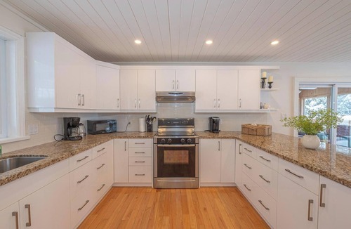 Lake of Bays Cottage | LAKE FRONT- HotTub+Sauna+GolfSim+Arcade+Kayaks+BBQ