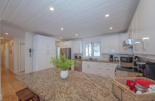 Lake of Bays Cottage | LAKE FRONT- HotTub+Sauna+GolfSim+Arcade+Kayaks+BBQ