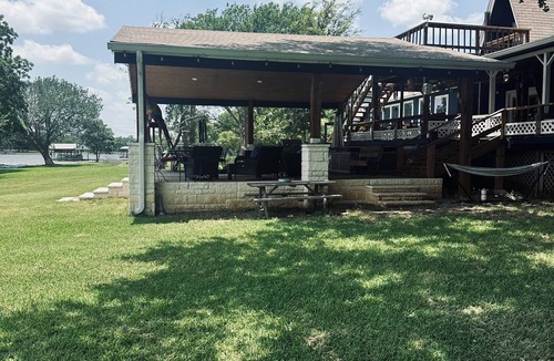 Cotton Gin House | Lake Front House with Spacious 6-bedrooms, AC, WiFi in delightful Groesbeck
