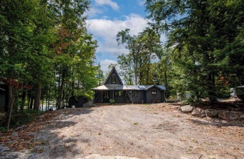 Selwyn Cottage | Lake Front Living- YEAR AROUND!- 4bdrms, Laundry, Large Balcony Big Waterviews