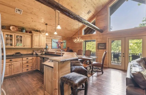 Eucha House | LAKE FRONT! Lodge Style 6-bedroom Cabin & Private Dock. Great for families.