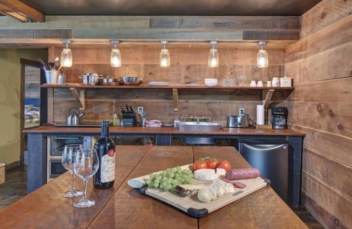 Cantley Apartment | Lake Front Loft 4 | Private Lake, Hot Tub & Pool Table Retreat (Sleeps 4)