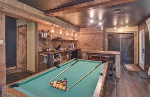 Cantley Apartment | Lake Front Loft 4 | Private Lake, Hot Tub & Pool Table Retreat (Sleeps 4)