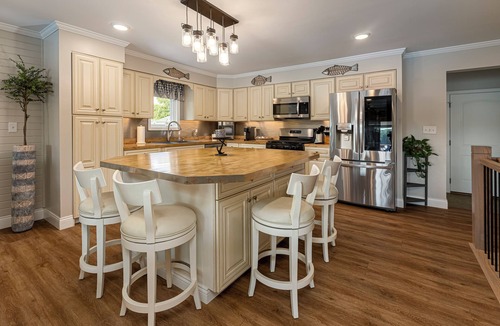 Marion House | Lake Front Luxury-5 beds, 3 baths, Tiki Bar, 2 slip dock